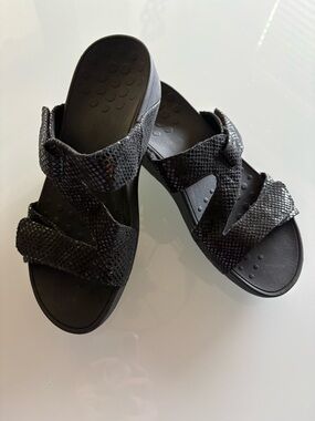 Vionic Black Textured Shiny Adjustable Strappy Wedge Sandals, 7
